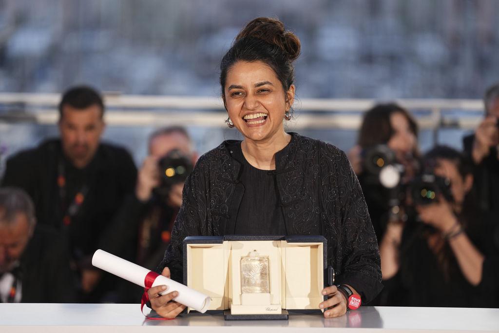 25.05.2024, Frankreich, Cannes: Payal Kapadia, Regisseurin aus Indien und Gewinnerin des Hauptpreises für «All We Imagine as Light», posiert nach der Preisverleihung bei den 77. internationalen Filmfestspielen in Cannes. Foto: Scott A Garfitt/Invision/AP/dpa +++ dpa-Bildfunk +++