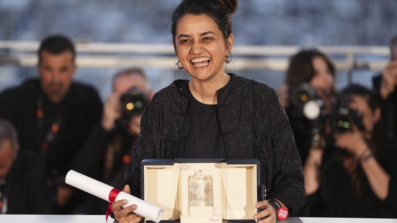 25.05.2024, Frankreich, Cannes: Payal Kapadia, Regisseurin aus Indien und Gewinnerin des Hauptpreises für «All We Imagine as Light», posiert nach der Preisverleihung bei den 77. internationalen Filmfestspielen in Cannes. Foto: Scott A Garfitt/Invision/AP/dpa +++ dpa-Bildfunk +++