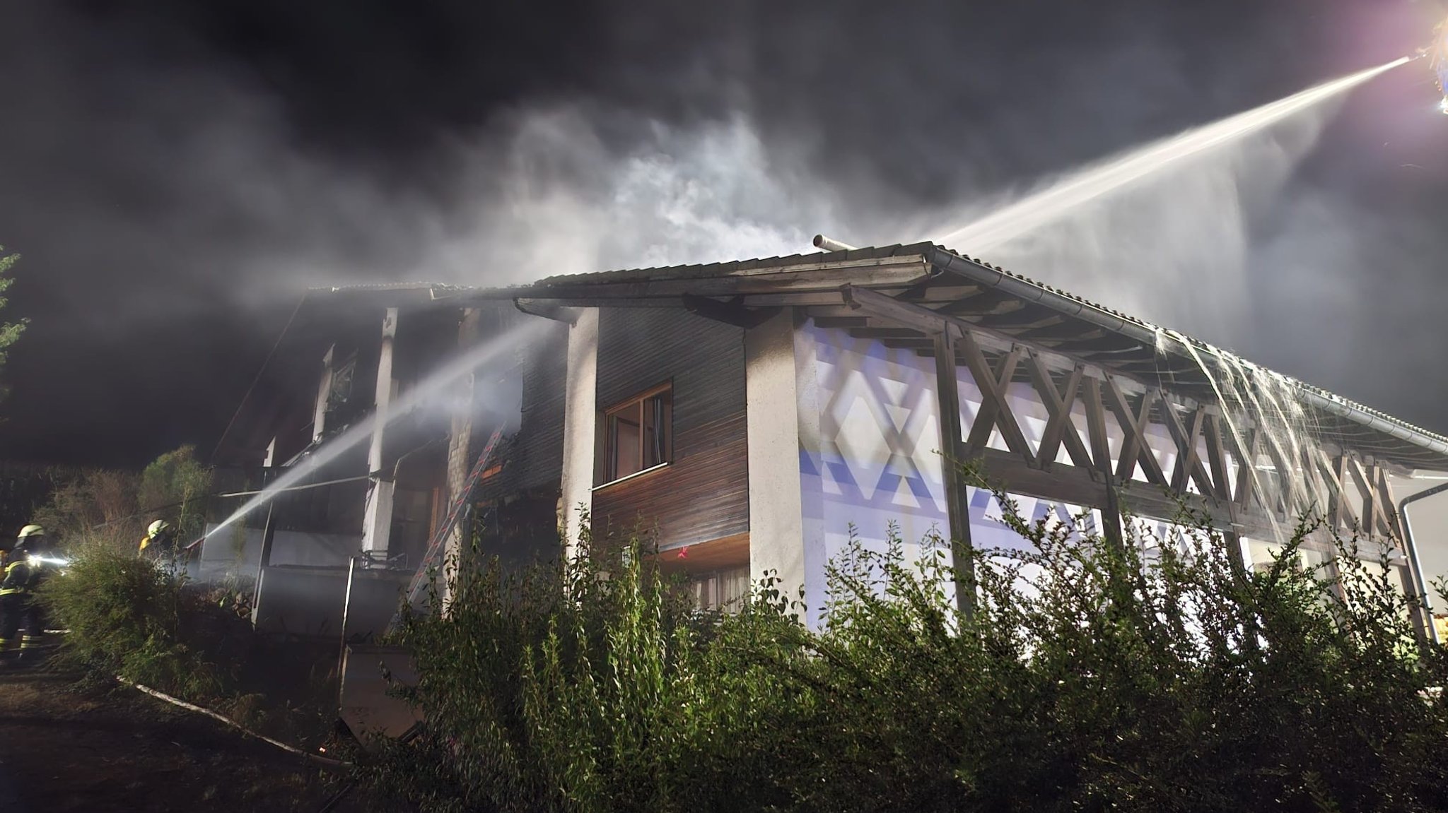Nächtliche Löscharbeiten an einem Haus
