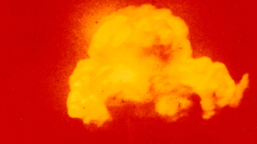 Gelbe Wolke vor rotem Himmel: Atomexplosion