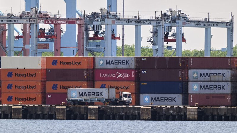 ARCHIV - 12.05.2025, USA, Elizabeth: Ein Lastwagen fährt an Schiffscontainern im Hafen von New York und New Jersey vorbei. (zu dpa: «Wirtschaftsministerium will US-Zollurteil nicht kommentieren») Foto: Matt Rourke/AP/dpa +++ dpa-Bildfunk +++ | Bild: dpa-Bildfunk/Matt Rourke ARCHIV - 12.05.2025, USA, Elizabeth: Ein Lastwagen fährt an Schiffscontainern im Hafen von New York und New Jersey vorbei. (zu dpa: «Wirtschaftsministerium will US-Zollurteil nicht kommentieren») Foto: Matt Rourke/AP/dpa +++ dpa-Bildfunk +++