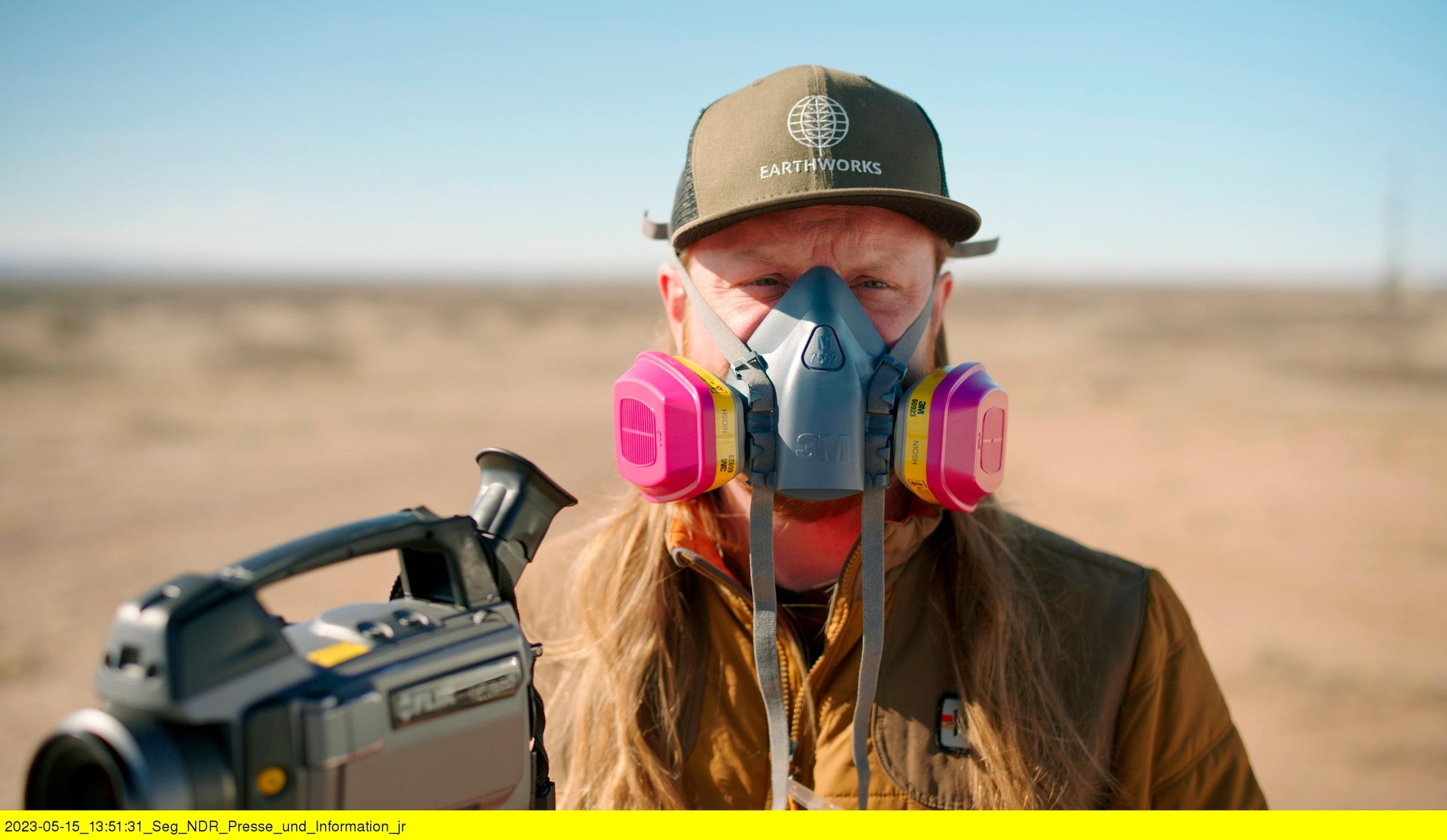 Umweltschützer Charlie Barrett schützt sich im texanischen Permian mit einer Maske.