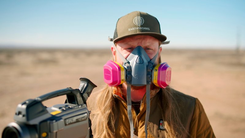 Umweltschützer Charlie Barrett schützt sich im texanischen Permian mit einer Maske. | Bild: BR/NDR/HTTV Umweltschützer Charlie Barrett schützt sich im texanischen Permian mit einer Maske.
