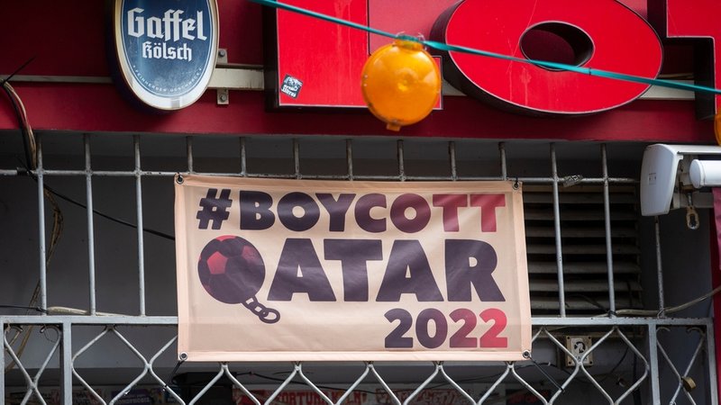 ARCHIV - 05.11.2022, Nordrhein-Westfalen, Köln: Die Kneipe Lotta in der Kölner Südstadt boykottiert die Fussball WM-Spiele in Katar und hat über dem Eingang ein Banner mit der Aufschrift «#Boycott Qatar 2022» aufgehängt. (zu dpa: «Schwulsein als «Schaden»: WM-Botschafter mit bedenklicher Botschaft») Foto: Thomas Banneyer/dpa +++ dpa-Bildfunk +++