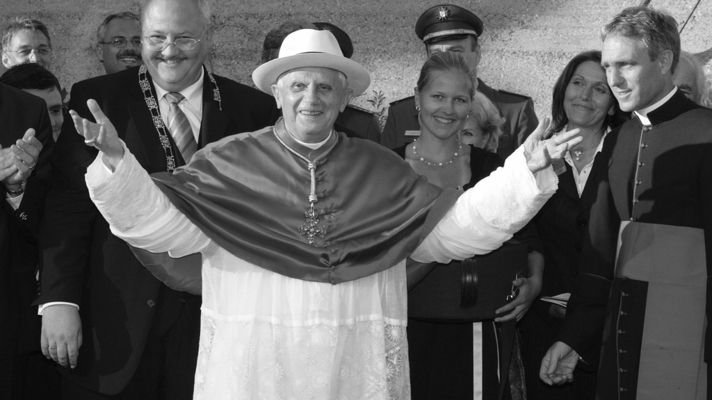 Papst Benedikt XVI. trägt einen Panamahut bei einem Besuch in Altötting im Jahr 2006