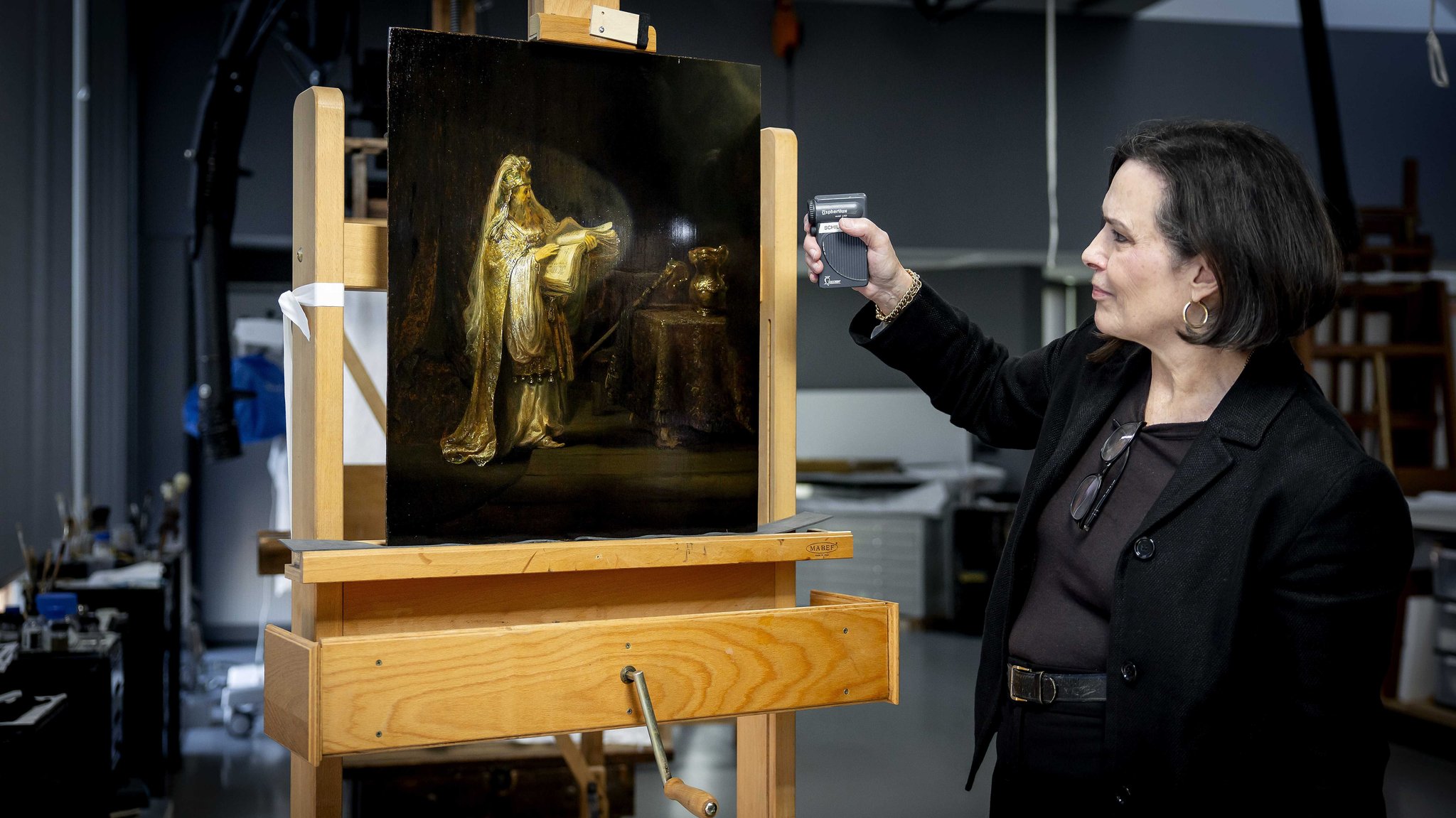 Forscher erläutern im Ateliergebäude des Rijksmuseums das neu entdeckte Werk "Die Vision des Zacharias im Tempel" von Rembrandt van Rijn aus dem Jahr 1633. | Bild: picture alliance/ ANP | Koen van Weel Forscher erläutern im Ateliergebäude des Rijksmuseums das neu entdeckte Werk "Die Vision des Zacharias im Tempel" von Rembrandt van Rijn aus dem Jahr 1633.