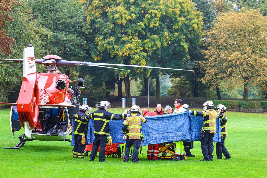 Einsatzkräfte stehen neben einem Rettungshubschrauber. Die neu gewählte Bürgermeisterin von Herdecke, Iris Stalzer (SPD), ist lebensgefährlich verletzt in ihrer Wohnung gefunden worden. Sie habe mehrere Messerstiche erlitten, hieß es aus Sicherheitskreisen.