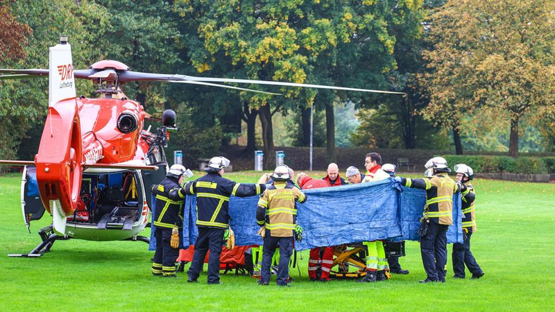 Einsatzkräfte stehen neben einem Rettungshubschrauber. Die neu gewählte Bürgermeisterin von Herdecke, Iris Stalzer (SPD), ist lebensgefährlich verletzt in ihrer Wohnung gefunden worden. Sie habe mehrere Messerstiche erlitten, hieß es aus Sicherheitskreisen. | Bild: dpa-Bildfunk/Alex Talash Einsatzkräfte stehen neben einem Rettungshubschrauber. Die neu gewählte Bürgermeisterin von Herdecke, Iris Stalzer (SPD), ist lebensgefährlich verletzt in ihrer Wohnung gefunden worden. Sie habe mehrere Messerstiche erlitten, hieß es aus Sicherheitskreisen.