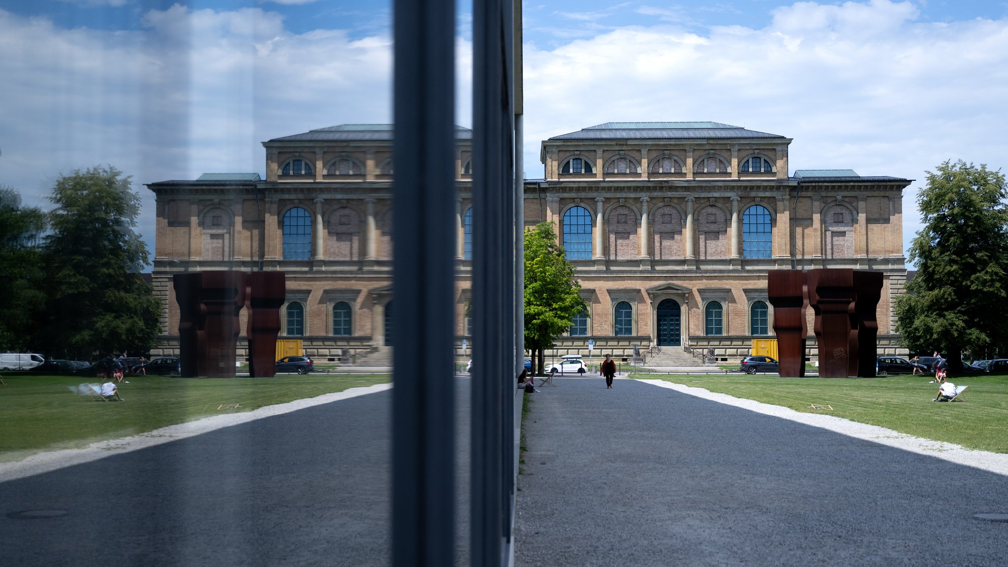 Die Pinakothek der Moderne und die Alte Pinakothek im Kunstareal. 