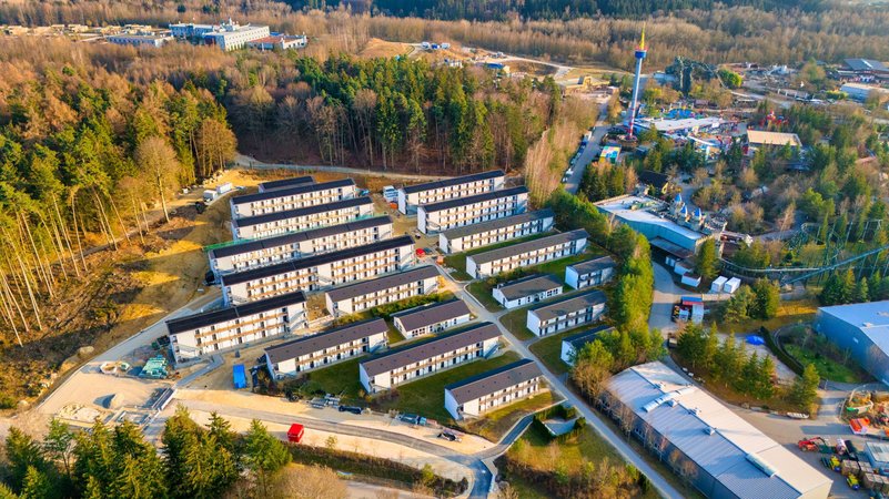 Angrenzend an das Legoland mit Achterbahnen und anderen Fahrgeschäften stehen große Wohngebäude für die Mitarbeiter. | Bild: LEGOLAND Deutschland Angrenzend an das Legoland mit Achterbahnen und anderen Fahrgeschäften stehen große Wohngebäude für die Mitarbeiter.