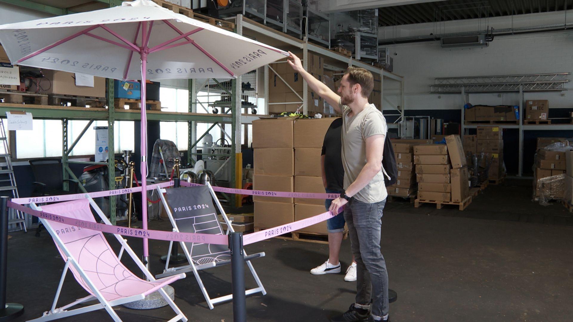 Sportgeschichte wird versteigert - darunter Sonnenschirme und Stühle, die bei den Olympischen Spielen in Paris im Einsatz waren.