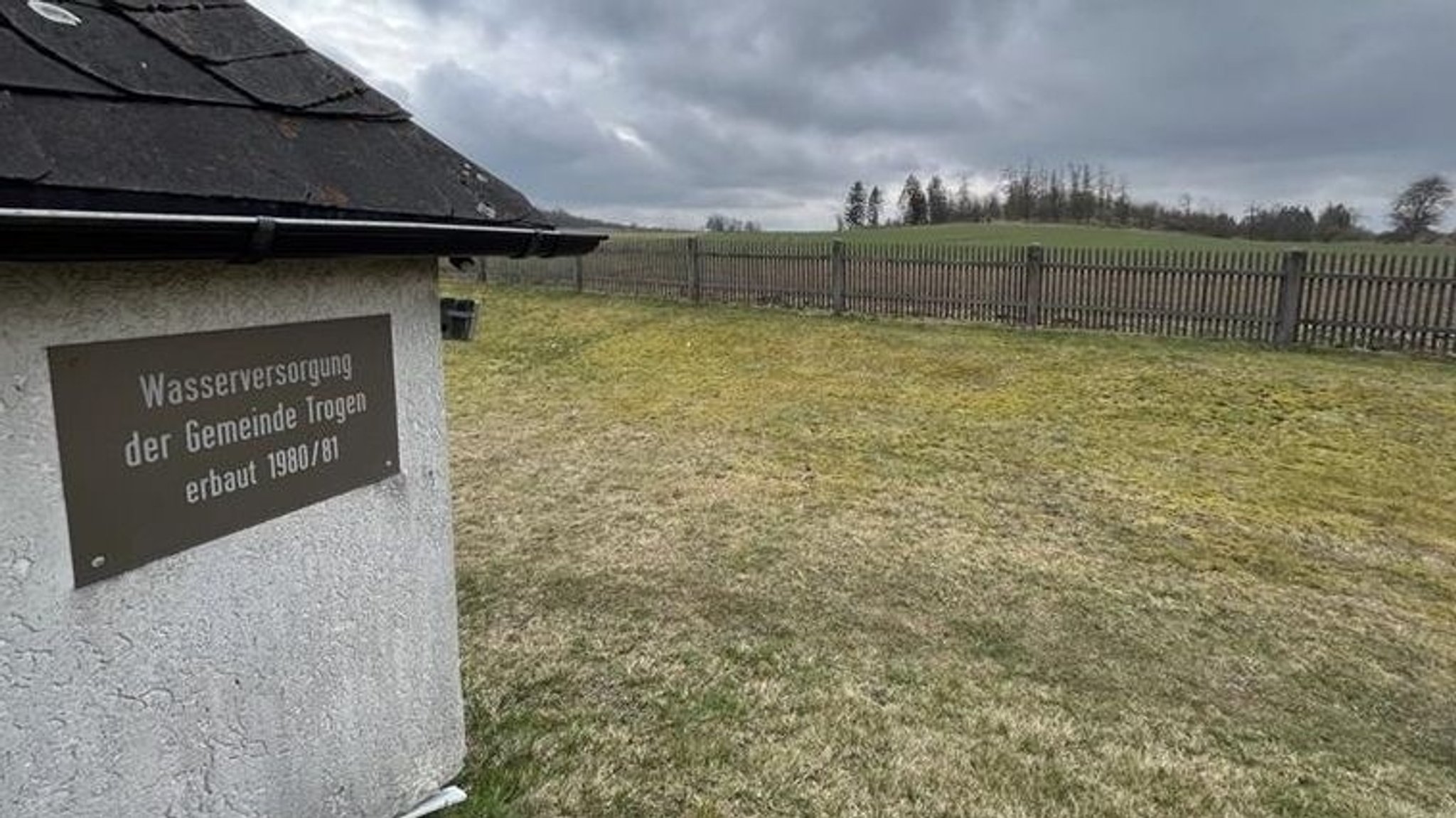 Das Waldgebiet hinter dem Trinkwaserbrunnen ist als Schutzgebiet vorgesehen: doch dort ist auch der Verlauf der Stromtrasse für den Südostlink geplant. 