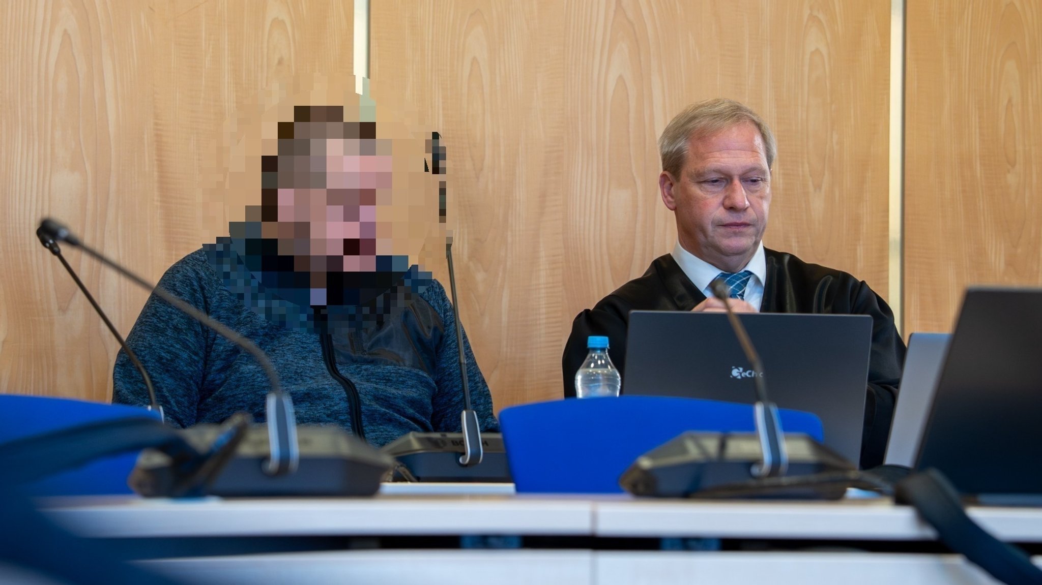 Der Angeklagte sitzt neben seinem Verteidiger im Landgericht Coburg. | Bild: News 5 / Lars Haubner Der Angeklagte sitzt neben seinem Verteidiger im Landgericht Coburg.
