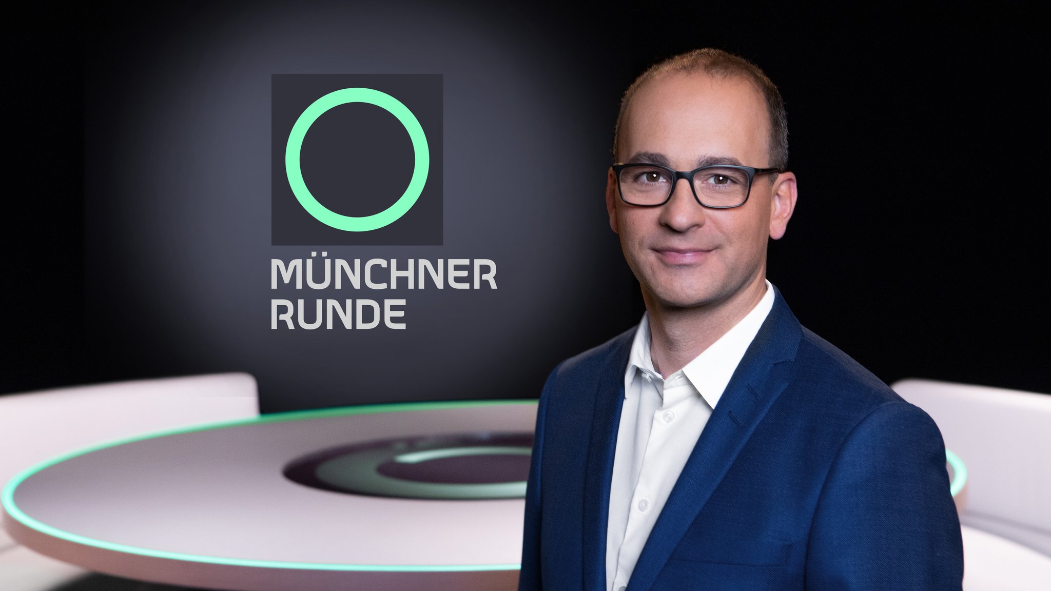 Key Visual/Cover Sendereihenbild mit Typo zu "Münchner Runde". Der Polit-Talk-Klassiker präsentiert sich ab sofort in neuem Design und neuer Studio-Optik. Im Bild: Moderator und BR-Chefredakteur Christian Nitsche im Studio. | Bild: BR/Lisa Hinder/Montage: BR Key Visual/Cover Sendereihenbild mit Typo zu "Münchner Runde". Der Polit-Talk-Klassiker präsentiert sich ab sofort in neuem Design und neuer Studio-Optik. Im Bild: Moderator und BR-Chefredakteur Christian Nitsche im Studio.