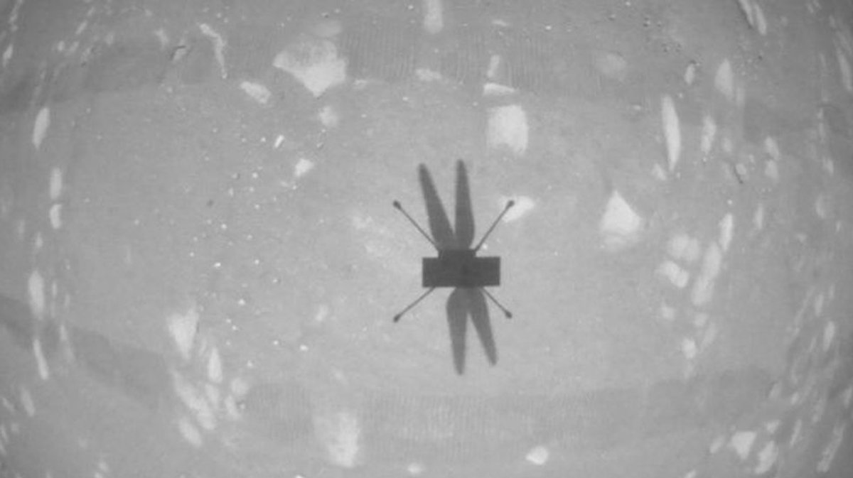 Der Mars-Hubschrauber Ingenuity fotografiert bei seinem zweiten Testflug seinen eigenen Schatten.