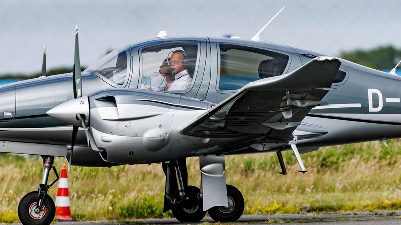 Archivbild: Merz in seinem Privatflieger. | Bild: picture alliance/dpa | Axel Heimken Archivbild: Merz in seinem Privatflieger.