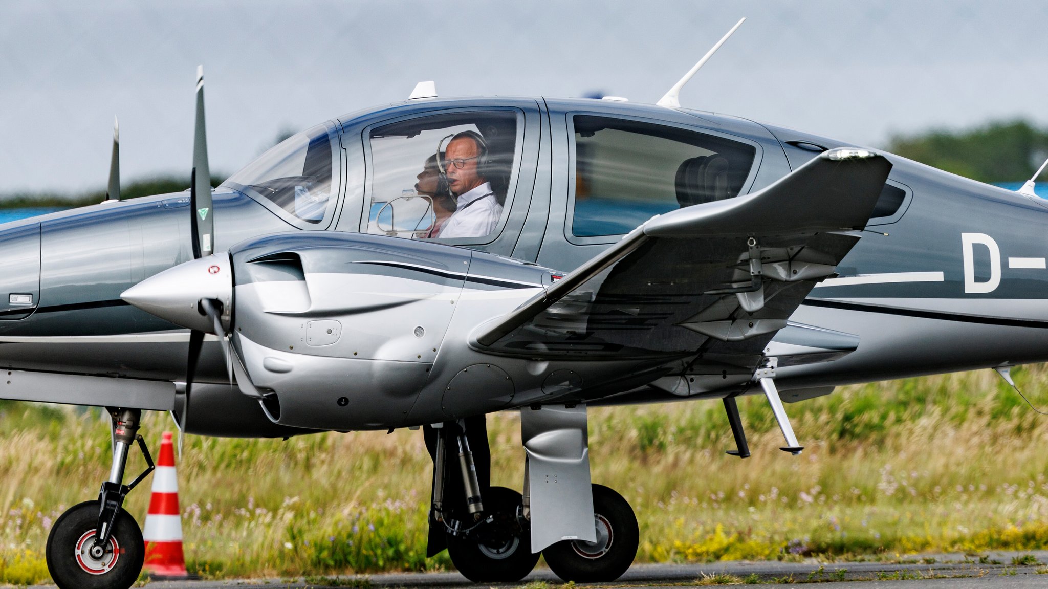 Archivbild: Merz in seinem Privatflieger. | Bild: picture alliance/dpa | Axel Heimken Archivbild: Merz in seinem Privatflieger.