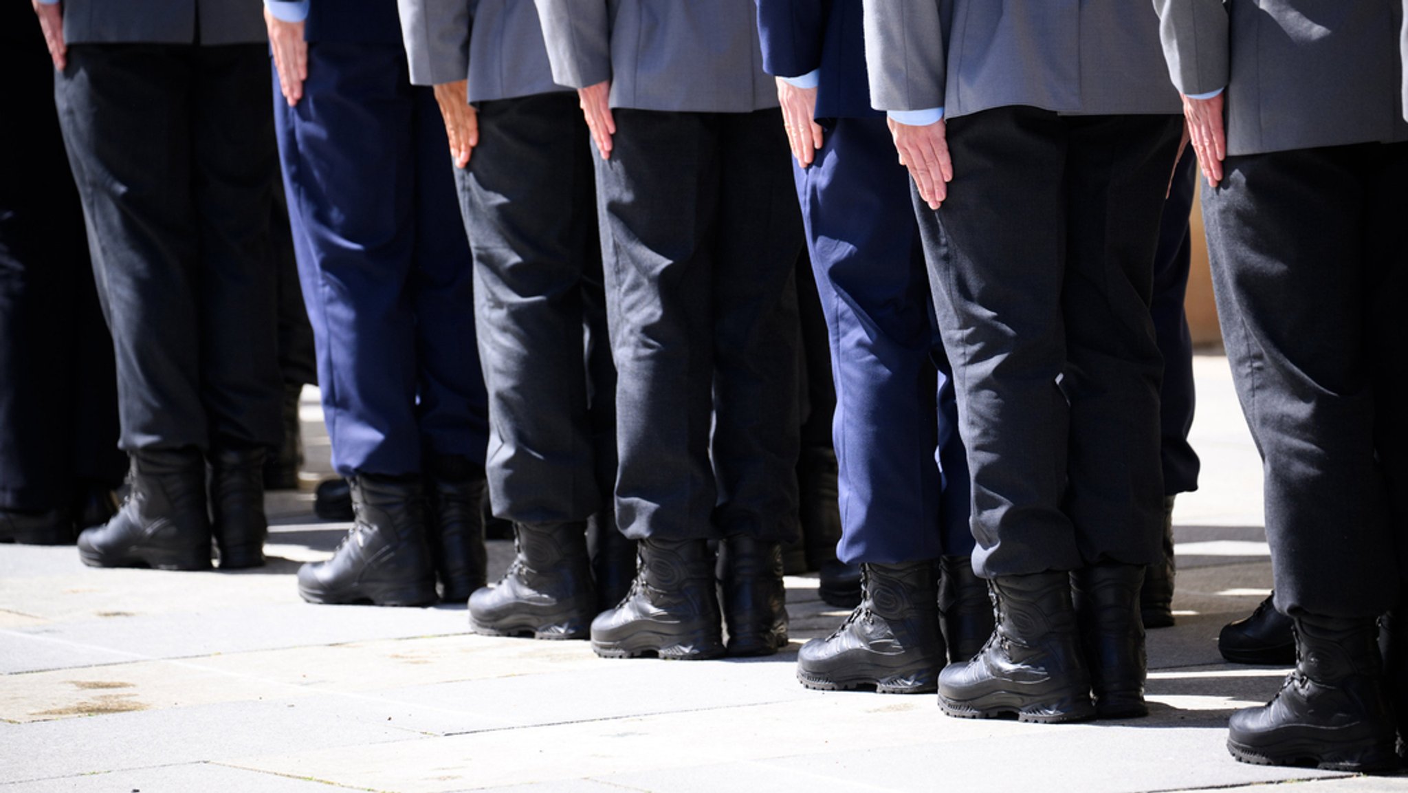 Am 15. Juni werden erstmals alle aktiven, wie ehemaligen Soldaten der Bundeswehr an einem Nationalen Veteranentag geehrt, sofern sie nicht unehrenhaft entlassen wurden. Der Bundestag hatte das im vergangenen Jahr so beschlossen. | Bild: dpa-Bildfunk/Bernd von Jutrczenka Am 15. Juni werden erstmals alle aktiven, wie ehemaligen Soldaten der Bundeswehr an einem Nationalen Veteranentag geehrt, sofern sie nicht unehrenhaft entlassen wurden. Der Bundestag hatte das im vergangenen Jahr so beschlossen.