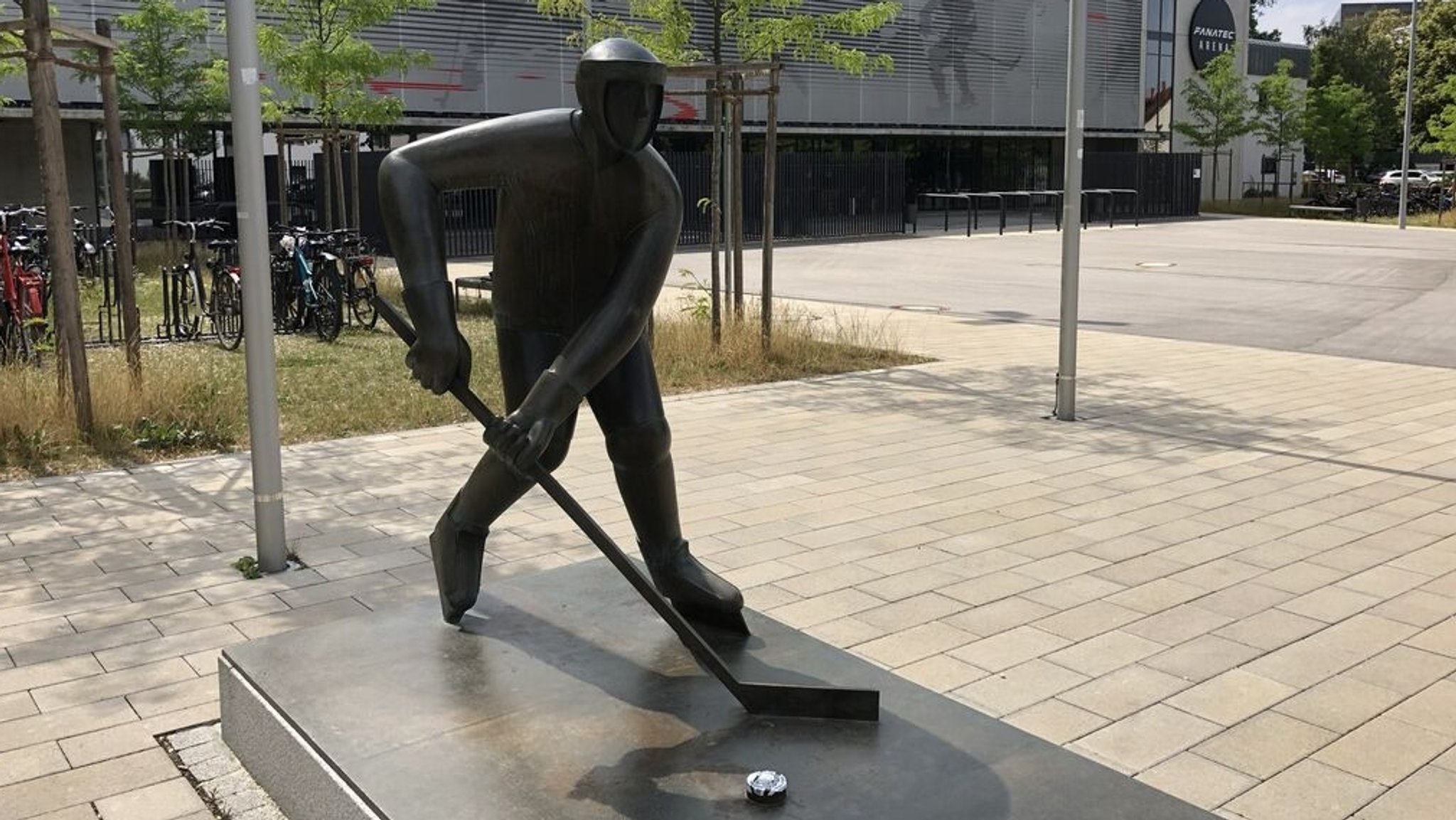 Eine Skulptur vor dem Landshuter Eisstadion 