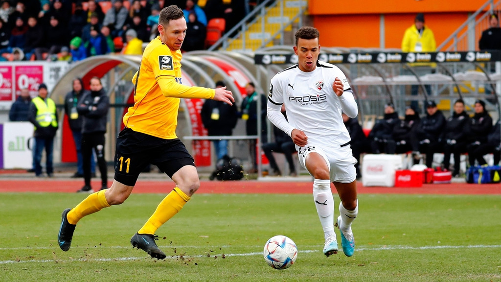 Der Matchwinner Markus Ziereis (li.) setzt sich beim Zweikampf durch. | Bild: imago images / Peter Kolb Der Matchwinner Markus Ziereis (li.) setzt sich beim Zweikampf durch.