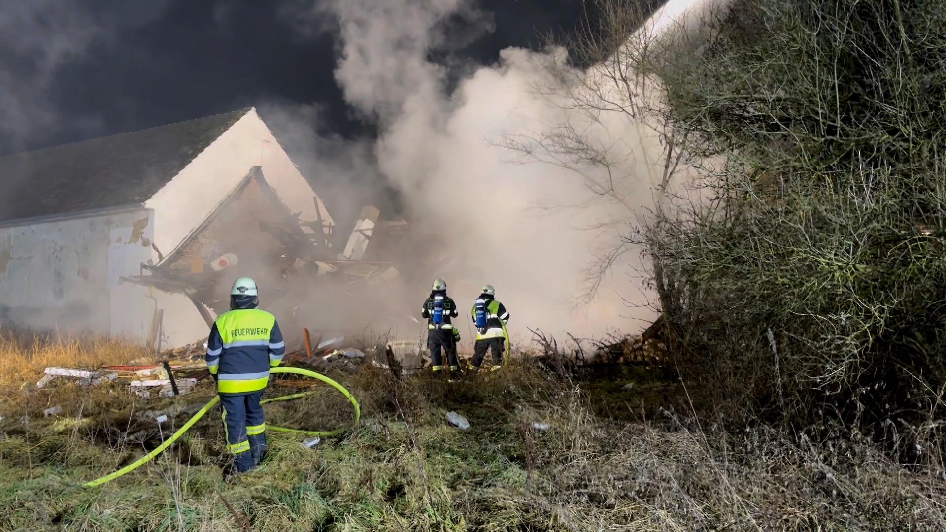 Völlig zerstört wurde gestern Abend ein Wohnhaus in Reichertshofen im Kreis Pfaffenhofen an der Ilm durch eine Explosion: Feuerwehrleute am Unglücksort.