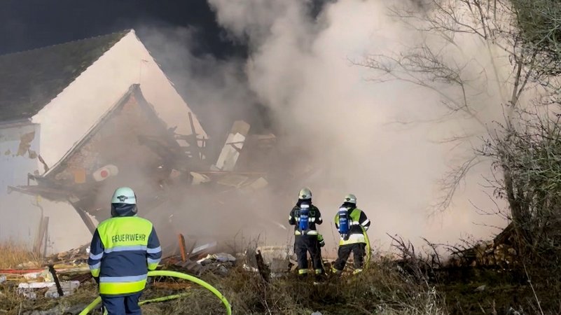 Völlig zerstört wurde gestern Abend ein Wohnhaus in Reichertshofen im Kreis Pfaffenhofen an der Ilm durch eine Explosion: Feuerwehrleute am Unglücksort. | Bild: Vifogra Völlig zerstört wurde gestern Abend ein Wohnhaus in Reichertshofen im Kreis Pfaffenhofen an der Ilm durch eine Explosion: Feuerwehrleute am Unglücksort.