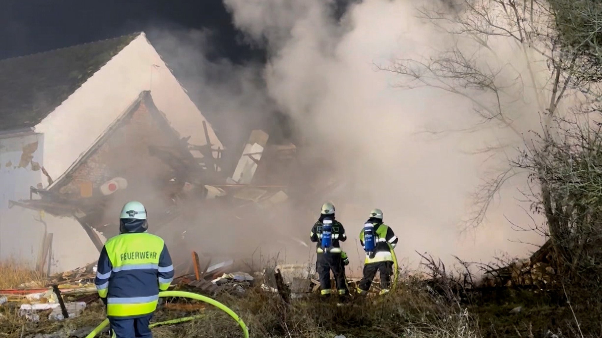 Völlig zerstört wurde gestern Abend ein Wohnhaus in Reichertshofen im Kreis Pfaffenhofen an der Ilm durch eine Explosion: Feuerwehrleute am Unglücksort.