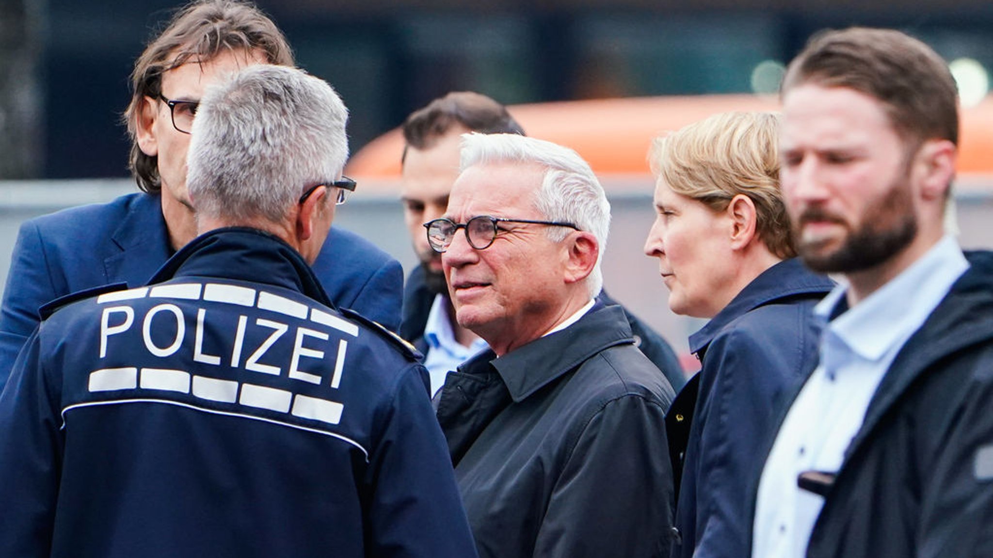 Thomas Strobl, baden-württembergischer Innenminister, spricht am Tatort mit Polizeibeamten.