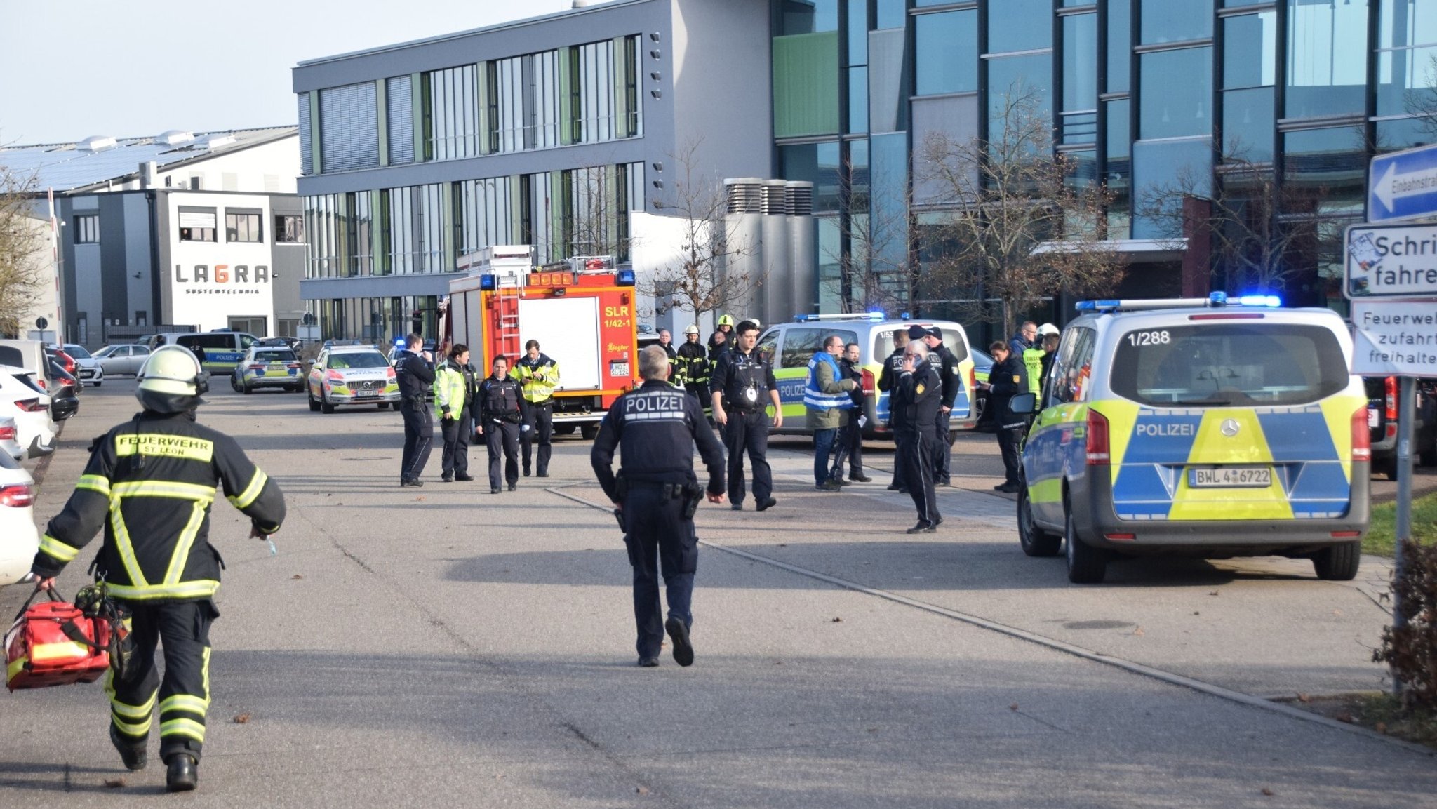 Einsatzkräfte von Polizei, Rettungsdienst und Feuerwehr am Tatort, einer Schule in St. Leon-Rot 