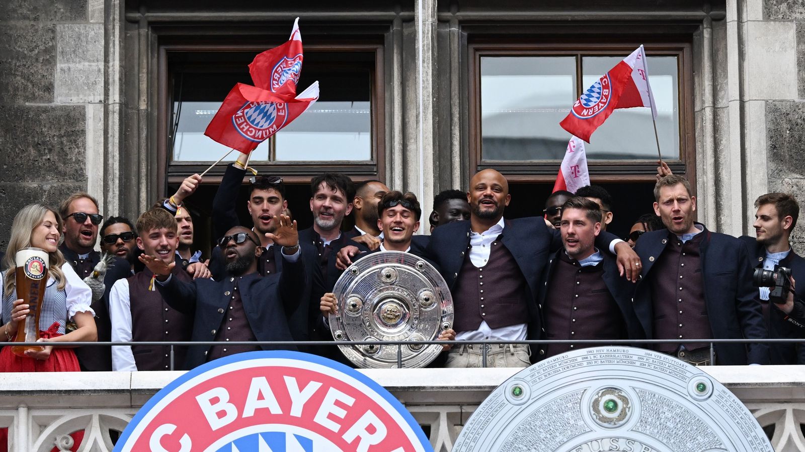 Deutscher Meister: Der FC Bayern feiert mit den Fans 35. Titel Deutscher Meister: Der FC Bayern feiert mit den Fans 35. Titel