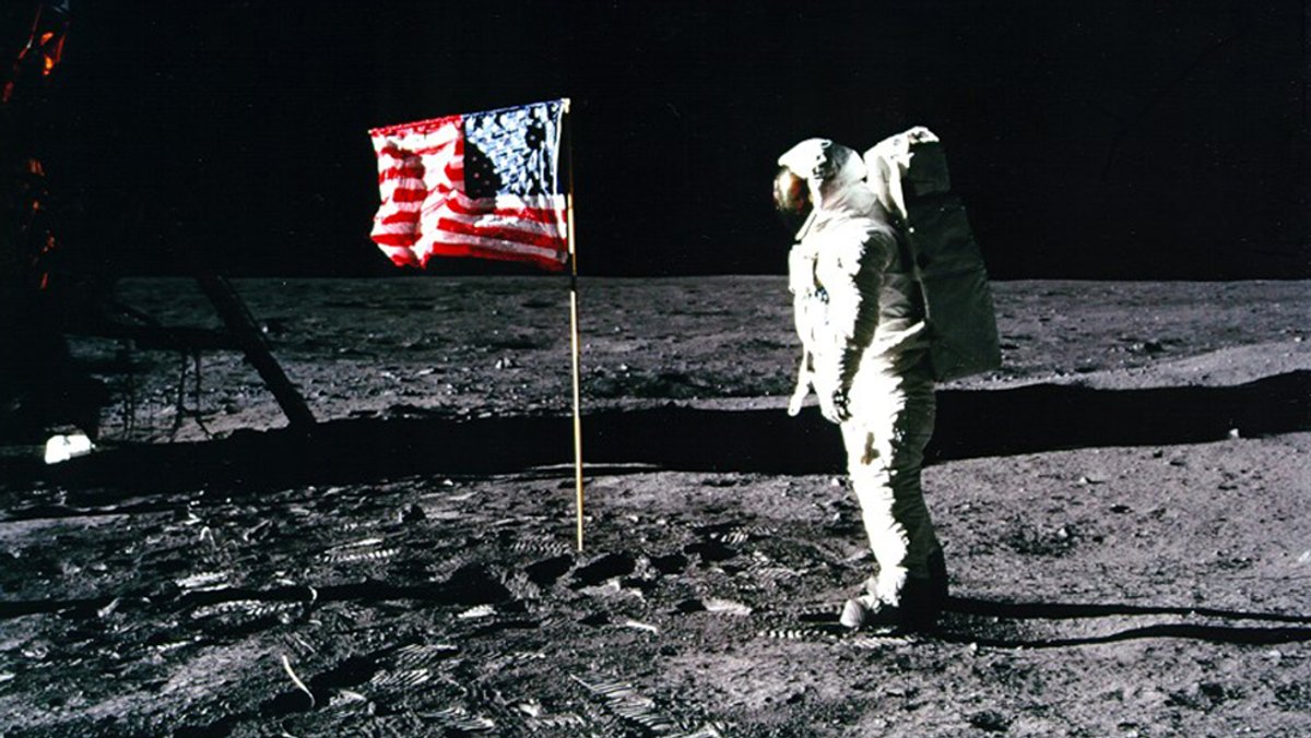 Salut für die US-Flagge bei der ersten Mondlandung.