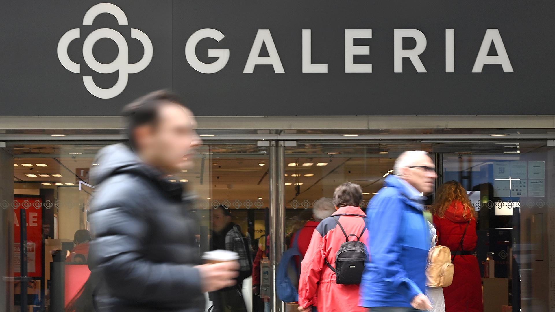 Wirtschaftsminister Hubert Aiwanger kämpft für die Rettung zweier bayerischer Galeria-Filialen 