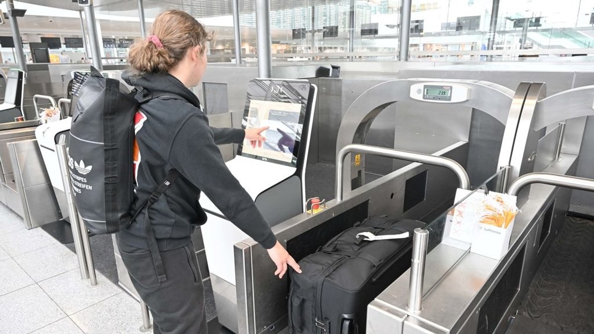Eine Passagierin gibt am Flughafen München Gepäck auf (Symbolbild)