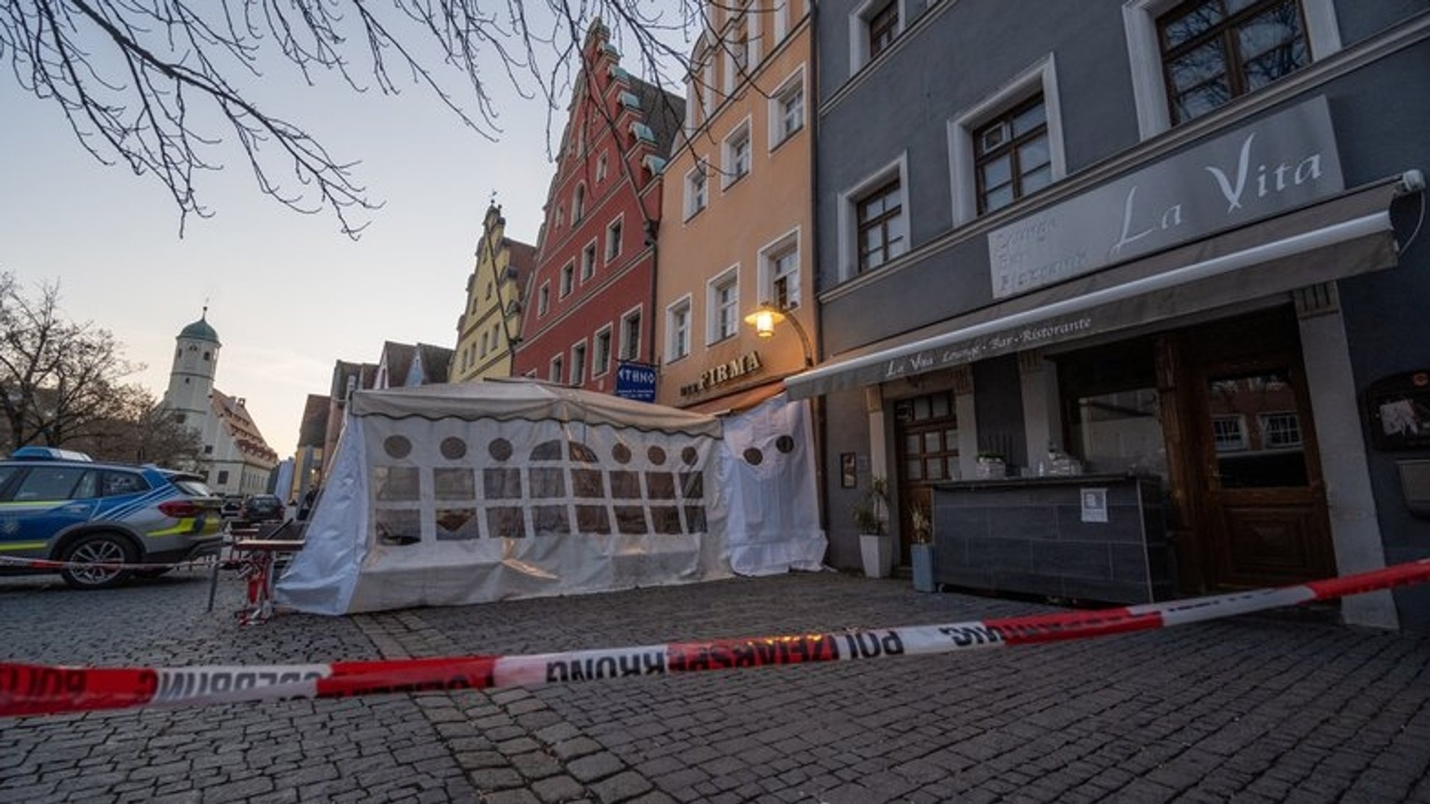 Polizeiabsperrung vor dem Weidener Lokal in dem im Februar 2022 Gäste von dem mit Liquid -Ecstasy vergifteten Champagner getrunken hatten.