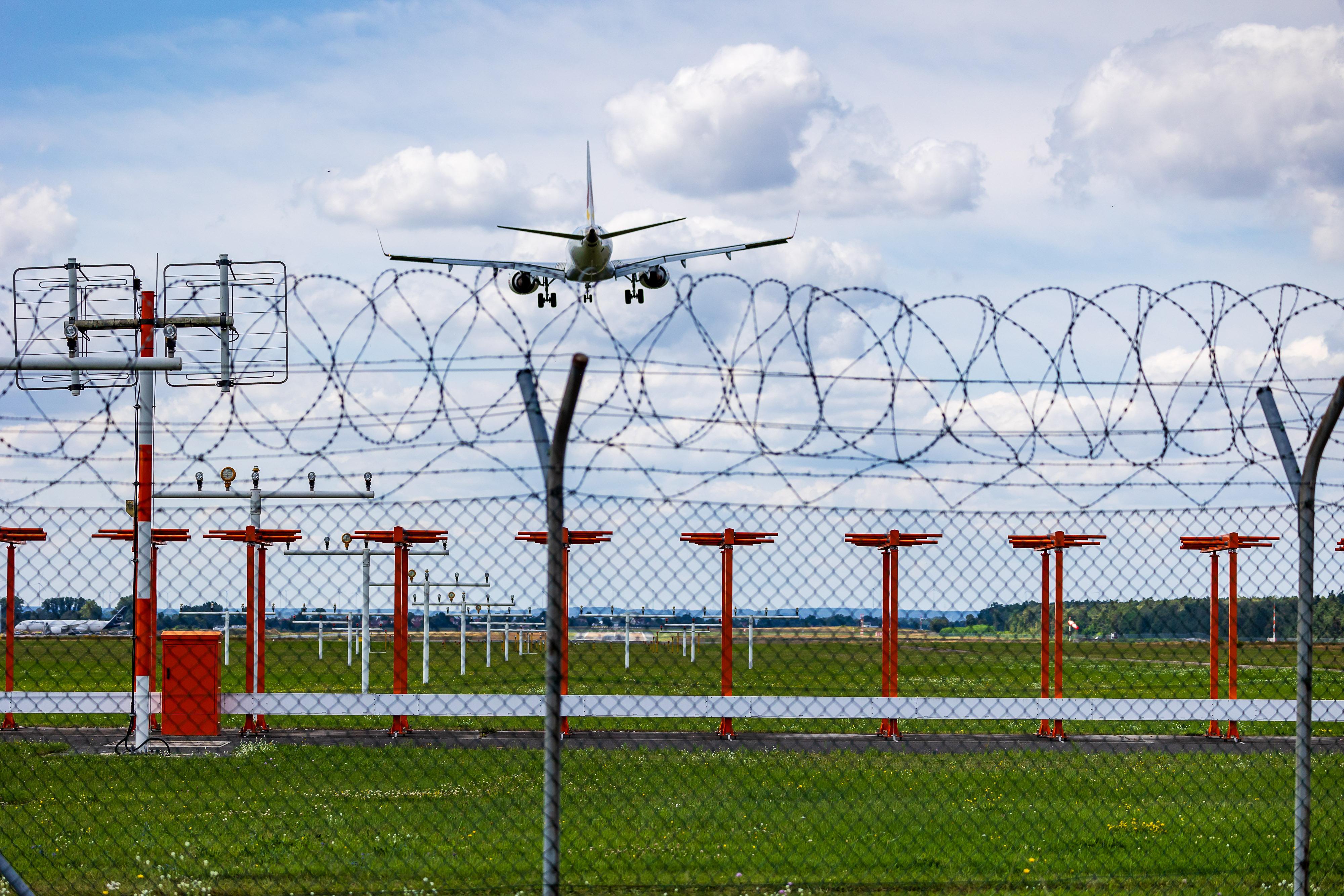 Insgesamt 200 Menschen sollen vorerst mit Linienflügen in die Türkei gebracht werden. Vorbereitungen für weitere Abschiebungen laufen bereits.