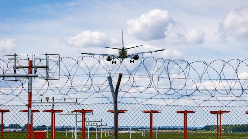 Insgesamt 200 Menschen sollen vorerst mit Linienflügen in die Türkei gebracht werden. Vorbereitungen für weitere Abschiebungen laufen bereits. | Bild: picture alliance / Eibner-Pressefoto | Eibner-Pressefoto/Ardan Fuessman Insgesamt 200 Menschen sollen vorerst mit Linienflügen in die Türkei gebracht werden. Vorbereitungen für weitere Abschiebungen laufen bereits.