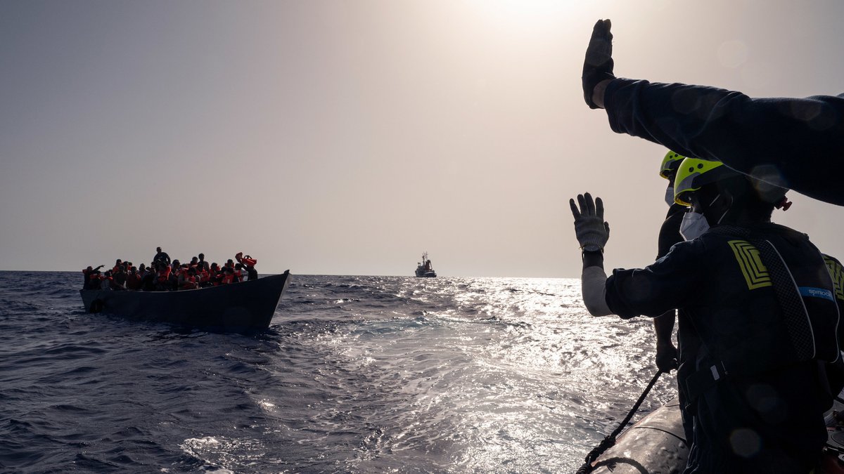Archivbild: Crew-Mitglieder des Rettungsschiffes "Humanity 1" retten im September 2022 Menschen aus einem überfüllten Boot auf dem Mittelmeer.