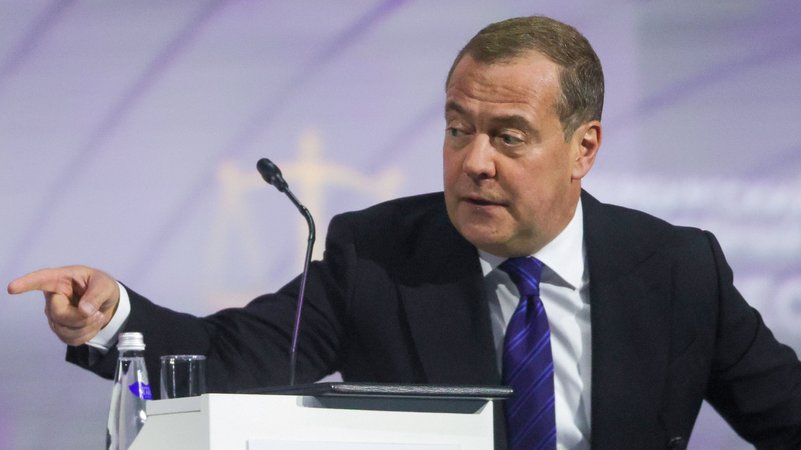 Der russische Ex-Präsident vor einem Mikrofon | Bild: Natalia Shatokhina/Picture Alliance Der russische Ex-Präsident vor einem Mikrofon