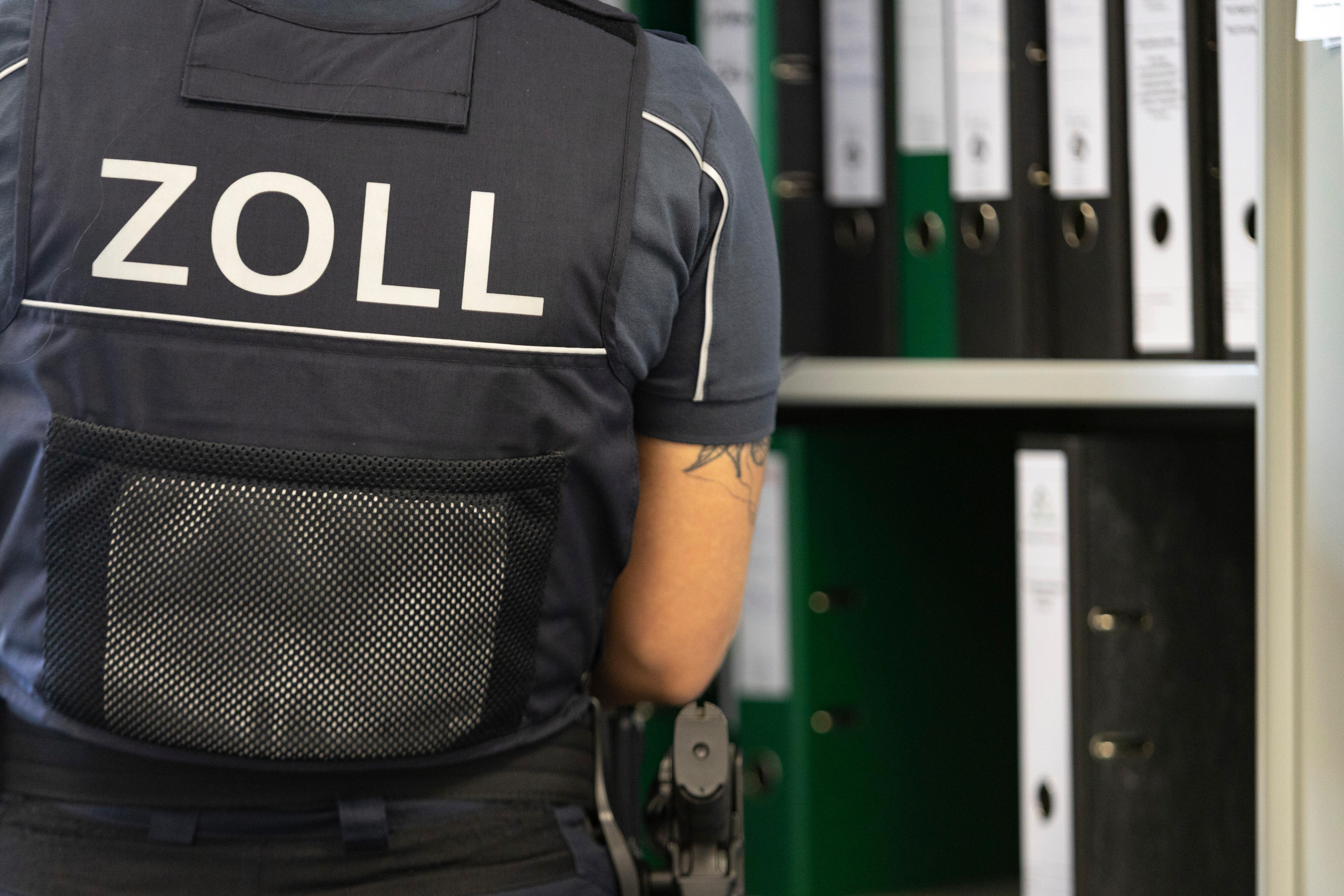 Archivbild: Zollbeamte bei einer Razzia gegen Schwarzarbeit