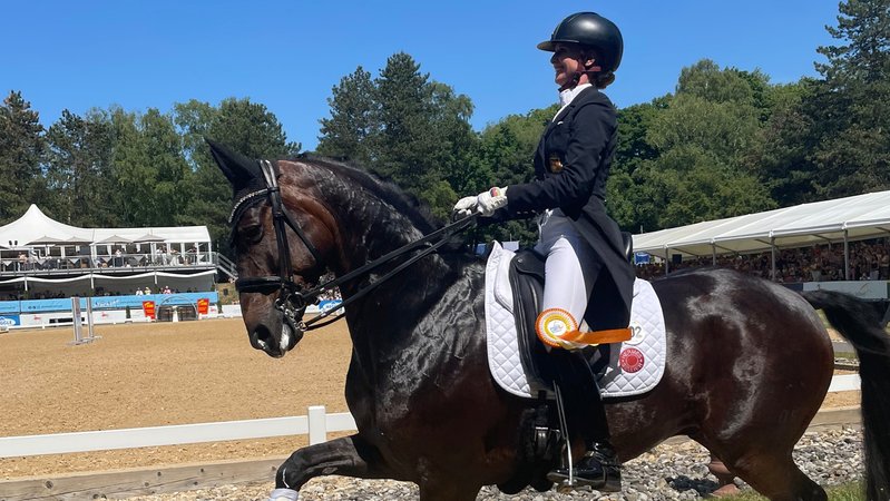 Jessica von Bredow-Werndl mit Diallo | Bild: BR Jessica von Bredow-Werndl mit Diallo