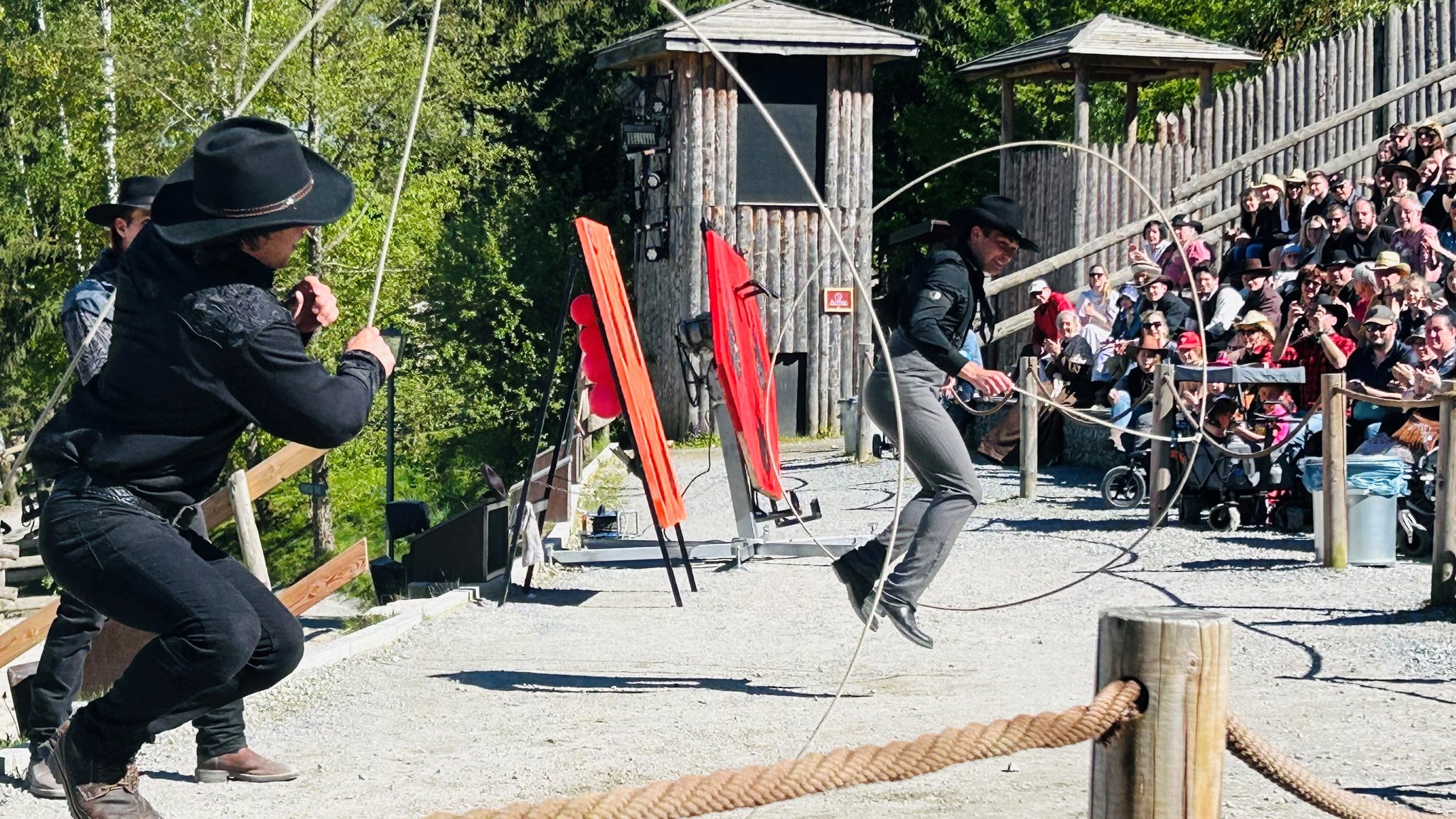 Viele Besucher waren zur Saisoneröffnung in die Westernstadt Pullman City gekommen. 