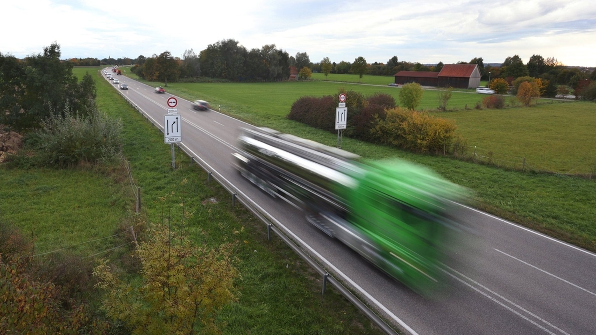 Autos fahren auf der Bundesstraße 12. Die Behörden wollen die Fernstraße zwischen Buchloe und Kempten in sechs Bauabschnitten verbreitern. Naturschützer wollen diesen autobahnähnlichen Ausbau der Bundesstraße 12 im Allgäu gerichtlich stoppen. "Naturschützer klagen gegen Ausbau der B12 zur "Allgäu-Autobahn"