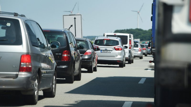 Stau auf Autobahn | Bild: dpa-Bildfunk/Stefan Sauer Stau auf Autobahn