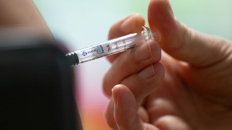 Eine Frau lässt sich gegen saisonale Grippe impfen. Diese Impfstoffe werden jeweils angepasst an die jeweils häufig vorkommenden Stämme. | Bild: Robert Michael/dpa Eine Frau lässt sich gegen saisonale Grippe impfen. Diese Impfstoffe werden jeweils angepasst an die jeweils häufig vorkommenden Stämme.