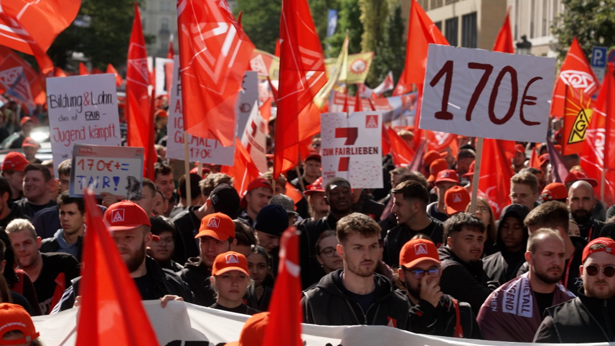 Die Tarifparteien der bayerischen Metall- und Elektroindustrie sind heute in München in eine neue Verhandlungsrunde gestartet. 