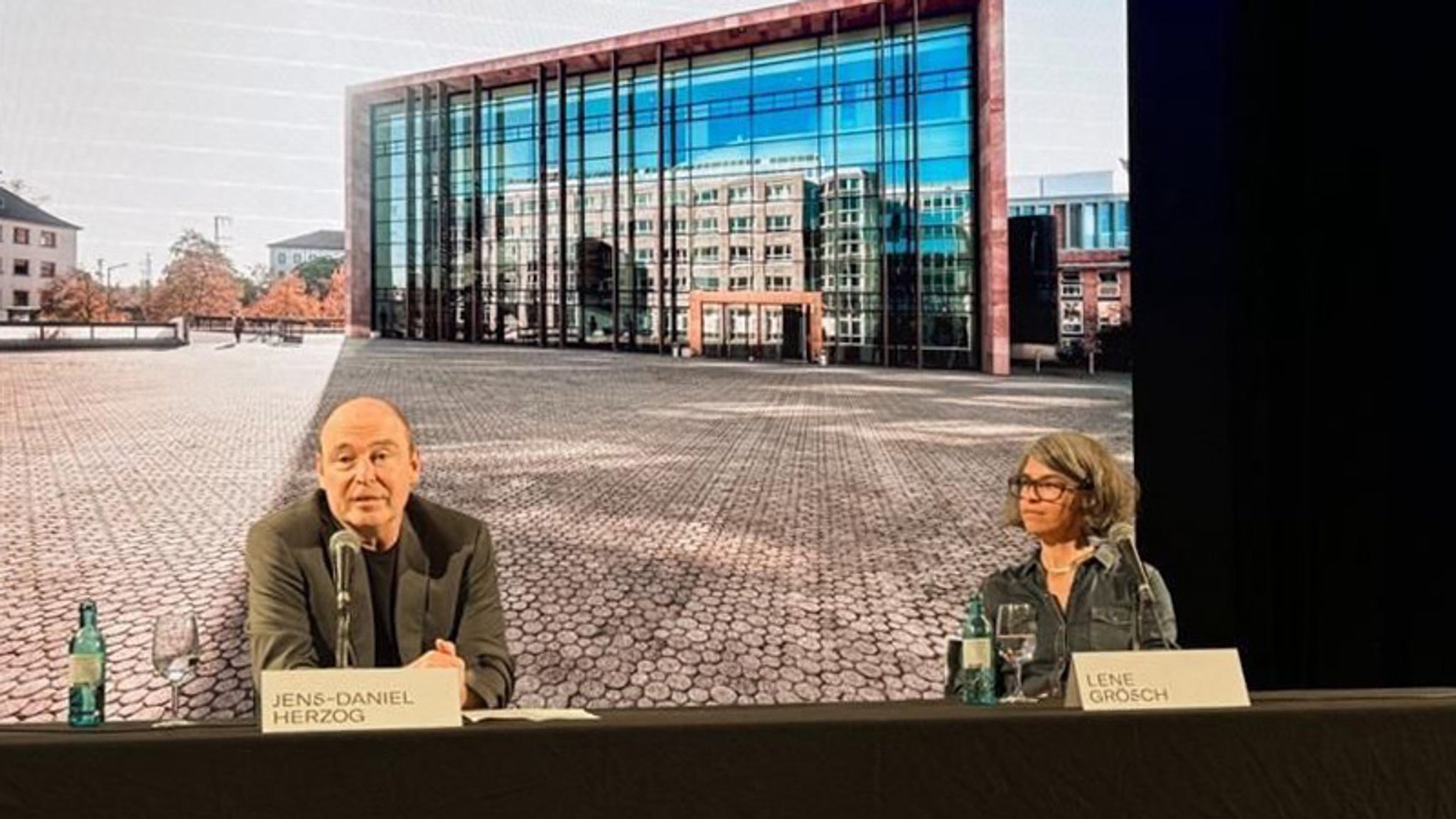 Lene Grösch und Jens-Daniel Herzog bei der Pressekonferenz im Staatstheater in Nürberg.