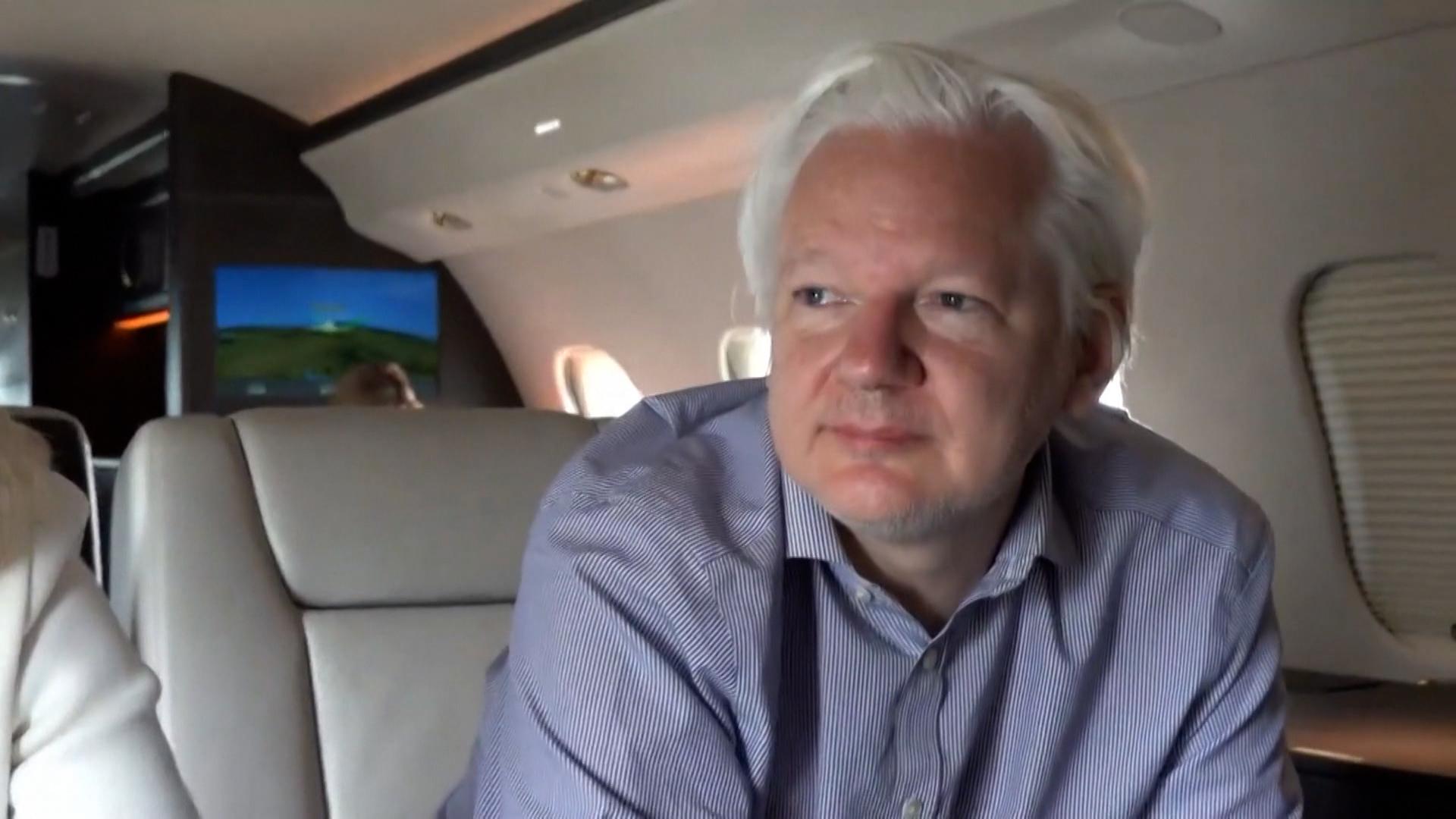 Julian Assange sitzt in einem Flugzeug