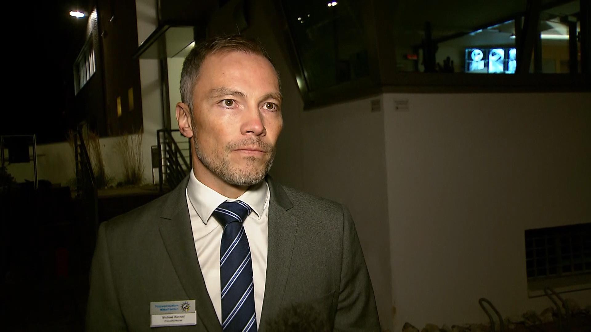 Ein Pressesprecher der Polizei mit neuesten Informationen zur mutmaßlichen Geiselnahme in einem Reisebus auf der A9 | Bild:BR