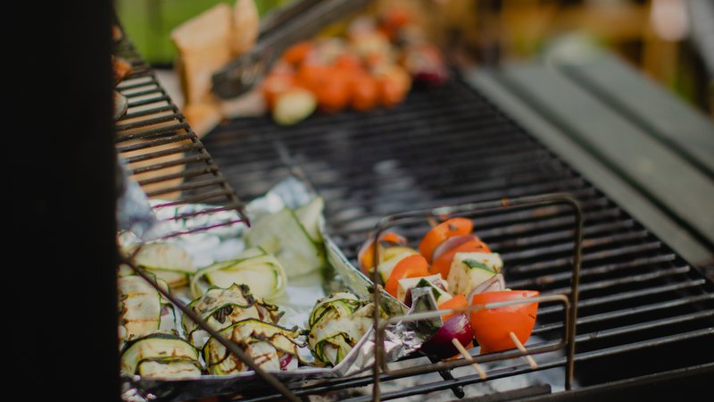 Gemüse und anderes Grillgut liegt auf einem Holzkohlegrill. | Bild: BR/Vera Johannsen Gemüse und anderes Grillgut liegt auf einem Holzkohlegrill.