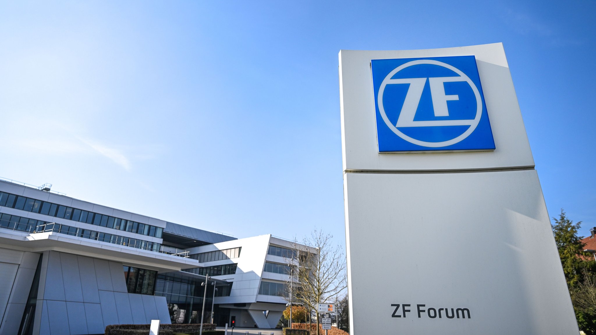 19.03.2026, Baden-Württemberg, Friedrichshafen: Eine Stehle mit dem Logo der ZF Friedrichshafen AG steht vor dem Forum des Automobilzulieferers. 